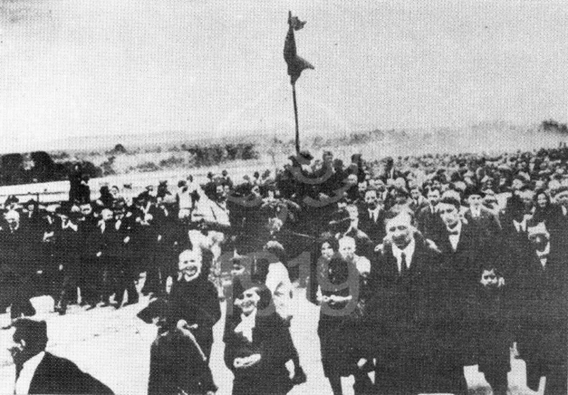 obyvatelia presova vitaju madarsku cervenu armadu 8-6-1919